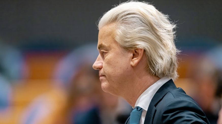 Jednou nohou uvnitř, druhou venku. Wilders znovu sází na image outsidera